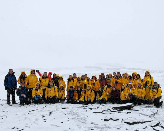 Foto do grupo no ponto mais alto da caminhada entre Fortuna Bay e Stromness, na Geórgia do Sul